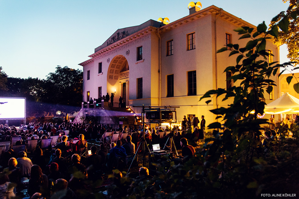 Garten mit Publikum bei Nacht