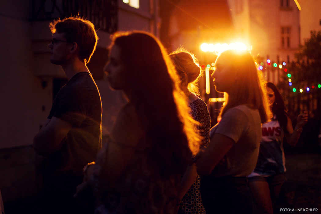 Gäste im Sommerkino bei Nacht